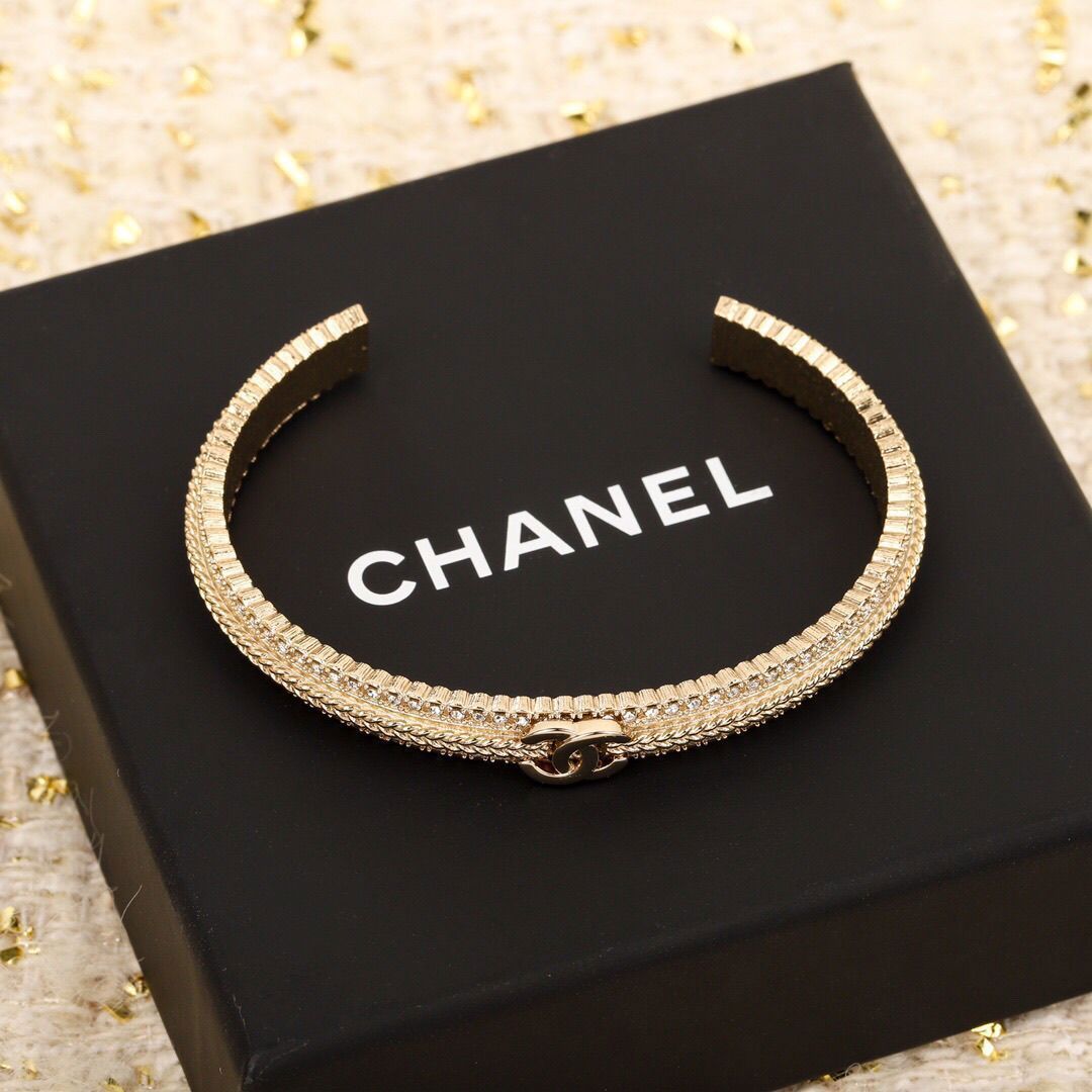 Fashionable luxury high-end bracelets