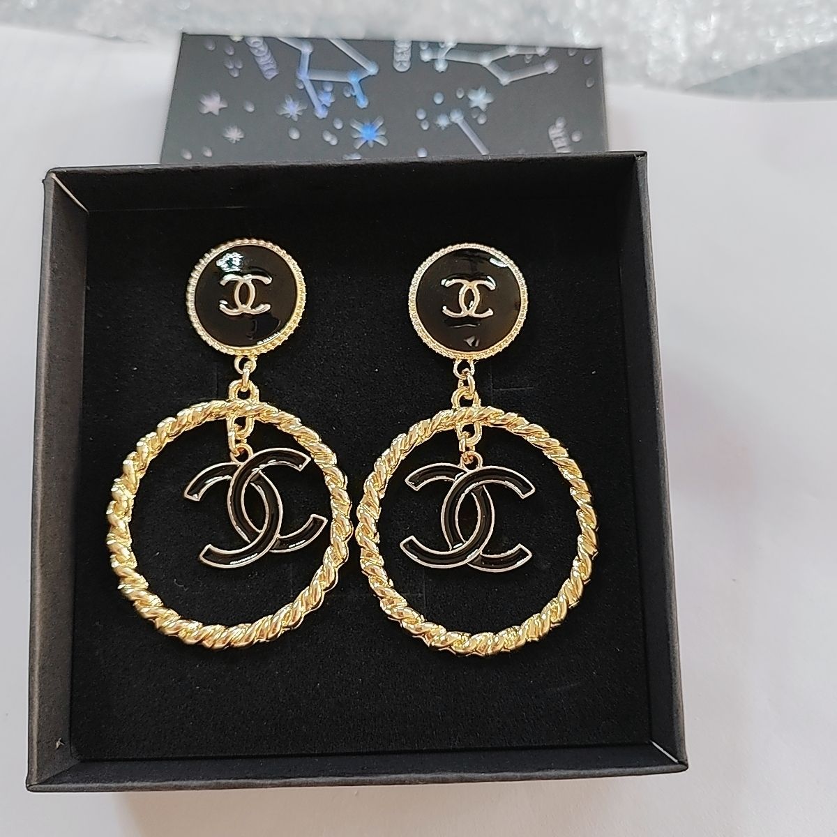 Stylish and exquisite fashion high-end hoop earrings