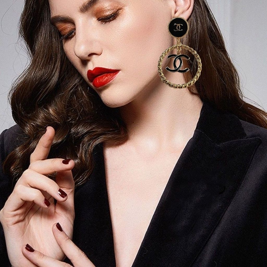 Stylish and exquisite fashion high-end hoop earrings