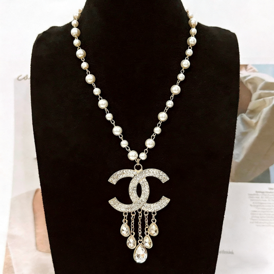 Fashionable women's pearl Pendant Necklace