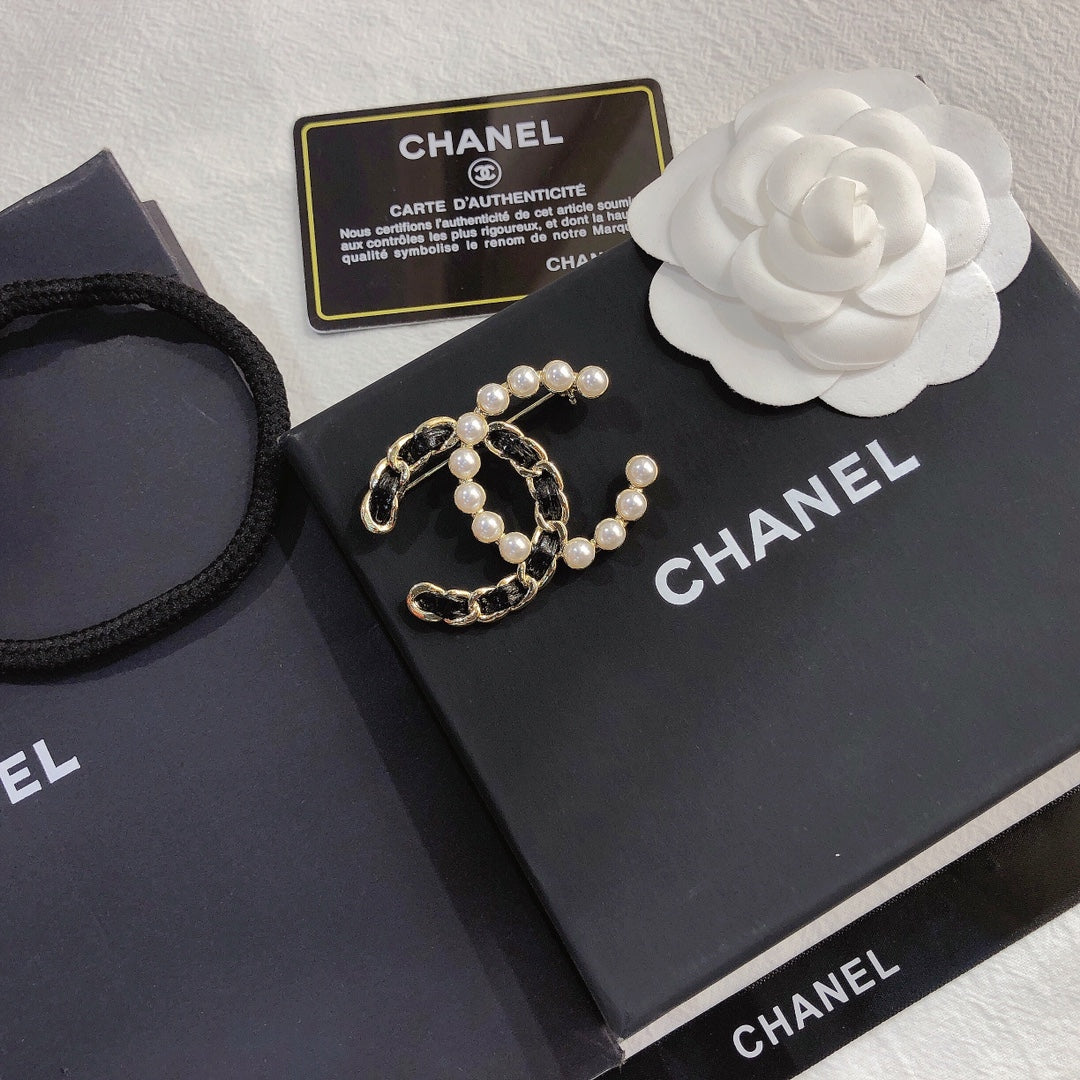 Fashionable Women's Brooch