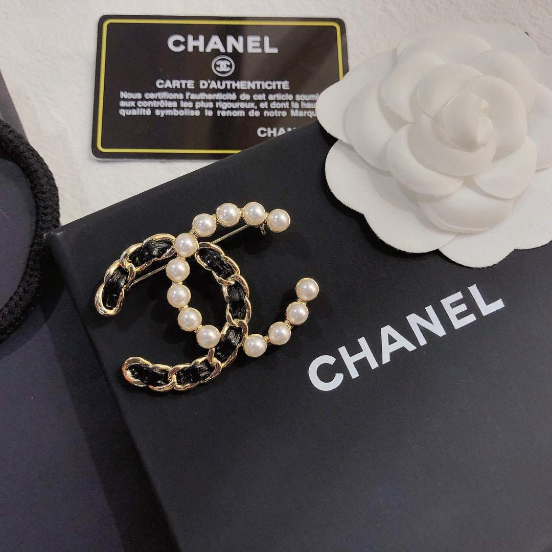 Fashionable Women's Brooch