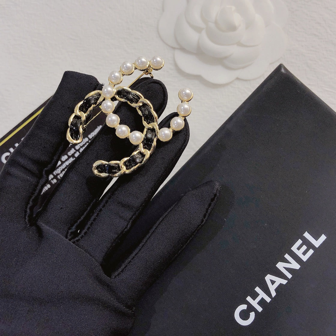 Fashionable Women's Brooch