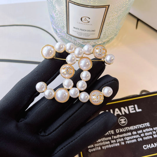 Elegant and stylish brooch for women