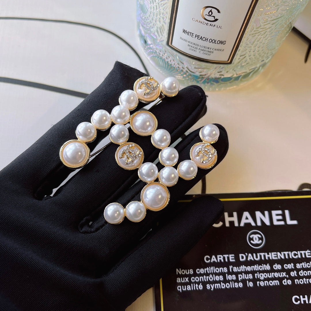 Elegant and stylish brooch for women