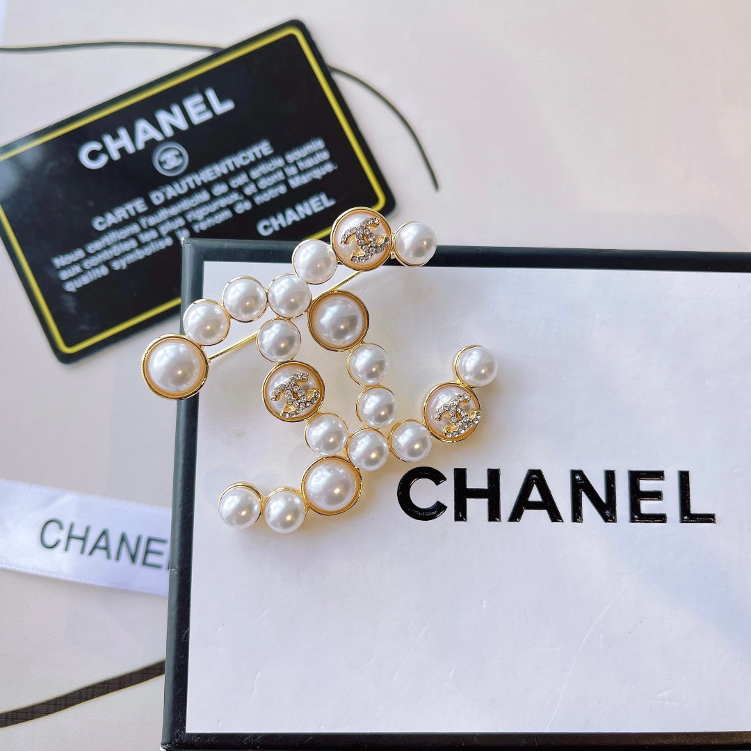 Elegant and stylish brooch for women